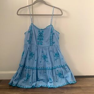 Embroidered mini blue dress. Urban Outfitters.
